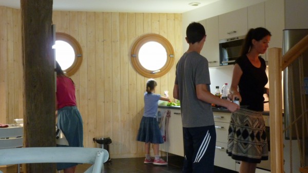 Dans le gîte, préparation du repas